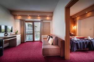 A bed or beds in a room at Hotel Corvus Aqua