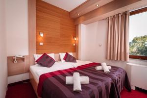 A bed or beds in a room at Hotel Corvus Aqua