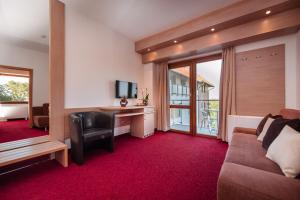 A television and/or entertainment centre at Hotel Corvus Aqua