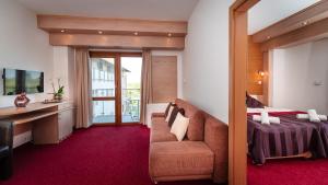A bed or beds in a room at Hotel Corvus Aqua
