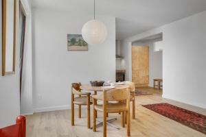 a dining room with a table and chairs at God Plads Og God Beliggenhed I Løkkenshus in Løkken