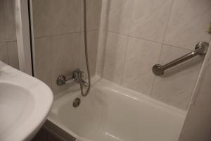 un bagno con doccia, WC e lavandino di Hotel Peninsular- Porto a Porto Altre 142 foto