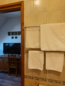 a room with towels hanging on a door at Berki Vendéglő és Hotel in Körmend