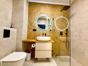 a bathroom with a sink and a mirror at Jarzebinowa Loft III by JumpInHere in Nowy Dwór Mazowiecki