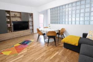 a living room with a table and a couch at Yvett Studio-Fortuna Park in Sfântu-Gheorghe