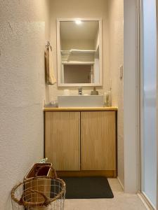 a bathroom with a sink and a mirror at Villa Okubo Akiya in Yokosuka