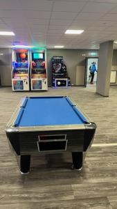 a pool table in the middle of a room at Topp studio leilighet Alpine Lodge in Trysil