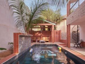 a swimming pool in the backyard of a house at Tekrour- La case des hotes -Chambre lumineuse proche plage in Mbour