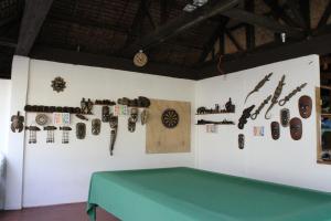 una habitación con una mesa verde y relojes en la pared en Bohol Sunside Resort, en Panglao