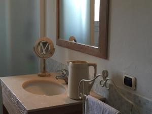 a bathroom with a sink and a mirror at Villa Babsy con piscina privata in San Teodoro +27 photos