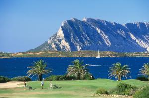 a group of people playing golf near the water at Villa Babsy con piscina privata in San Teodoro