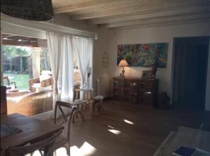 a living room with a table and chairs and a couch at Villa Babsy con piscina privata in San Teodoro