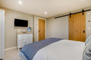 a bedroom with a bed and a tv on the wall at 1 Bed in Castleton oc-t34011 in Castleton