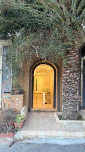 a building with a doorway with a stone wall at شاليه قطر الندى - الطائف in Taif