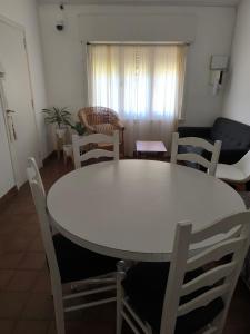 a white table and chairs in a living room at Casa de la Bove in La Cumbre
