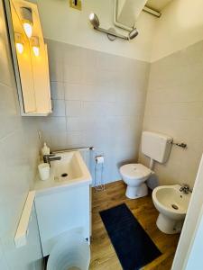 a bathroom with a sink and a toilet at -Ortaflats- Appartamento Gli Archi in Orta San Giulio +54 photos