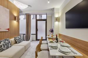 a living room with a table and a couch at Lavie Maison - Design Suite & Spa Bath in Paris