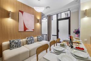 a living room with a table and a couch at Lavie Maison - Design Suite & Spa Bath in Paris