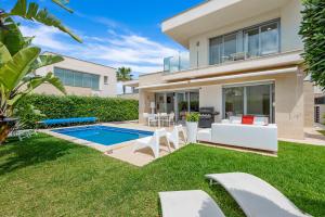 a villa with a swimming pool and a yard at 3110 Villa Malibu in Vistabella