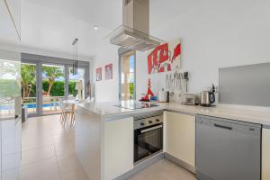 a kitchen with white appliances and a dining room at 3110 Villa Malibu in Vistabella