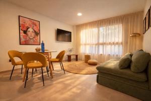 a living room with a couch and a table at DozZze Julieta in Alicante