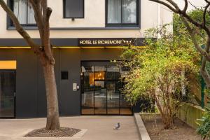a bird is standing outside of a building at Hotel Le Richemont in Paris