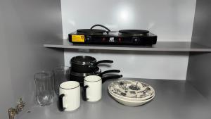 a counter with a stove and a bowl and a plate at Flat completo em excelente localização in Chapecó