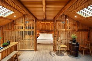 Tempat tidur dalam kamar di Tong Sang Art Hotel