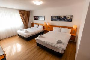 a hotel room with two beds and a desk at CHR Vista in Nicoreşti