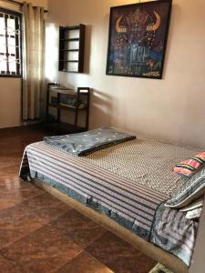 a bed in the corner of a room at Anjuna Hideout in Anjuna