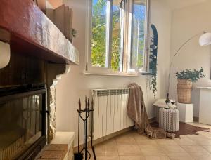 a living room with a radiator and a window at Dimora dei Passi Lenti in Montegranaro