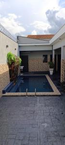 a swimming pool in the courtyard of a house at Casa para agrishow in Ribeirão Preto +5 photos
