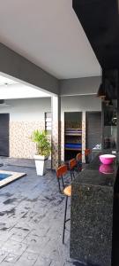 a kitchen with a table and chairs in a room at Casa para agrishow in Ribeirão Preto