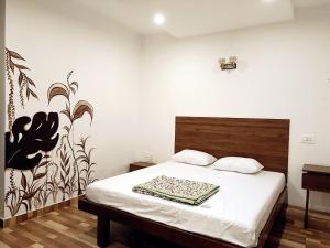 a bedroom with a bed with a wooden headboard at Tunga Vilasa in Tīrthahalli