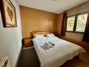 a bedroom with a cat laying on a bed at Mountain View Ariz in Al Arz