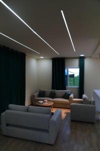 ein Wohnzimmer mit zwei Sofas und einem Tisch in der Unterkunft Angela chalet in Kfar Roummâne