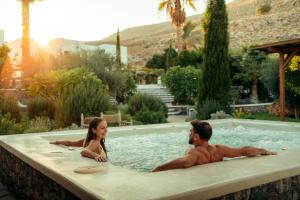 Ein Mann und eine Frau sitzen in einem Schwimmbecken in der Unterkunft Caesars Gardens Hotel & Spa - Adults Only in Lindos + 61 Fotos