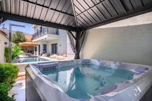 an outdoor hot tub on the patio of a house at אחוזת דוד - וילה יוקרתית עם בריכה פרטית מחוממת ומקורה in Hatzor haglilit