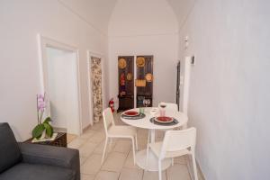 a living room with a white table and chairs at Il Da Vinci Apartment in Giovinazzo