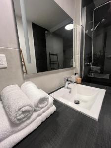 a bathroom with a white sink and a mirror at Cœur de Concarneau, appartement entier, proche centre, corniche et plage avec parking in Concarneau +19 photos