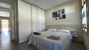 a bedroom with a bed with towels on it at Blue Roof in Fidenza