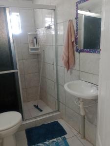 a bathroom with a shower with a toilet and a sink at Casa Wense - prox a praia in Ilhéus +27 photos