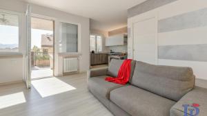 a living room with a couch and a kitchen at H2o Green Residence with 3 pools DesenzanoLoft Official Partner Homes & Villas by Marriott Bonvoy in Desenzano del Garda +35 photos
