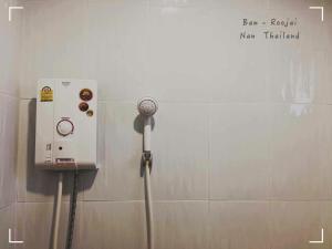 Baño con aseo y ventilador en la pared en Ban Roojai, en Nan
