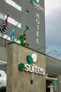 a sign on the side of a building with flags at Esuites Sorocaba in Sorocaba