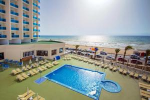 an aerial view of a resort with a swimming pool and the beach at Hotel Servigroup Koral Beach 4 Sup in Oropesa del Mar