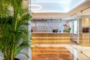 a lobby of a hotel with a reception desk at Hotel Servigroup Koral Beach 4 Sup in Oropesa del Mar