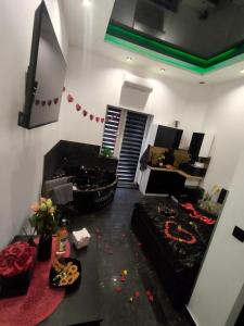 an aerial view of a living room with a couch at Apartament Czarny z Jacuzzi in Bydgoszcz +4 photos