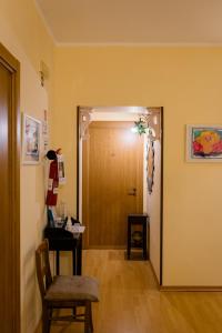 a hallway with a door and a chair and a table at B&B Il Sedile in Lecce
