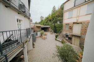 an empty courtyard of a building with a balcony at Residenz Moselliebe in Traben-Trarbach